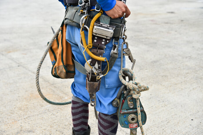 高圧 高所の危険地帯で作業する電線工事の仕事 Emira