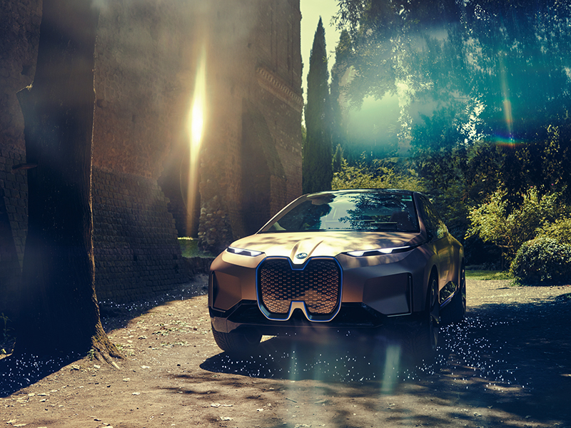 BMWが電動化戦略の柱となる最新コンセプトカーを公開！見据える車の 