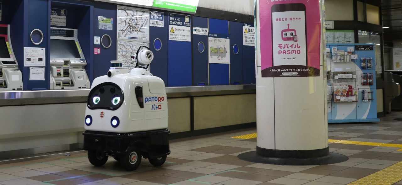 コロナ時代の必須サービス 自動でオフィスや駅を除菌する消毒ロボット パトロ Emira
