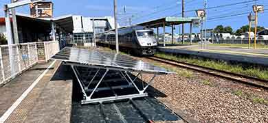 国内初！ JR九州管内の駅構内、使用停止レールに太陽光発電システム設置